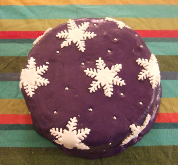 snowflake decorated xmas cake
